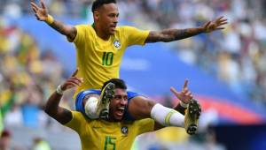 Neymar anotó y Paulinho lo carga en sus hombros. FOTOS AFP