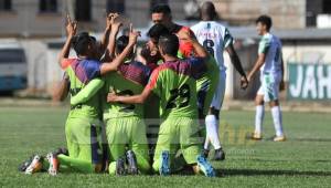 Los jugadores de Real de Minas celebra uno de los tantos ante Platense. Foto: Marvin Salgado.