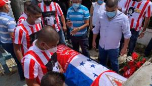 Sepelio de Roberto 'Macho' Figueroa en La Ceiba. Decenas de familiares, amigos y algunos excompañeros en el Vida se hicieron presentes para despedirlo. Foto: Edgar Witty