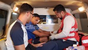Momentos cuando era atendido el jugador del Motagua Emilio Izaguirre por la Cruz Roja. Foto Ronal Aceituno