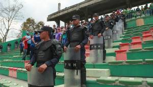 Los aficionados del Motagua ya están en el sector de silla del Yankel Rosenthal, resguardados por la Policia.