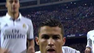 Cristiano Ronaldo se acercó a una de las cámaras de televisión y posó.