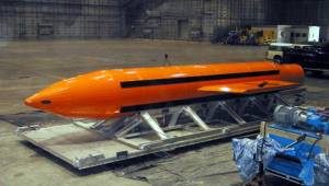 La bomba se llama GBU-43/B Massive Ordnance Air Blast, pero es conocida como MOAB, fue la lanzada en suelo afgano.
