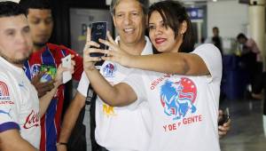 El entrenador del Olimpia, Carlos Restrepo, fue asediado por los aficionados del Olimpia para sacarse fotos. Aquí una linda aficionada se saca una selfie.