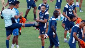 Los jugadores del Motagua entrenando en la cancha del estadio Olímpico donde enfrentarán esta noche al Alianza buscando el boleto a la final de la Liga Concacaf.