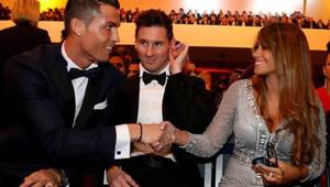 Cristiano Ronaldo saludando a la esposa de Messi en la gala del Balón de Oro.
