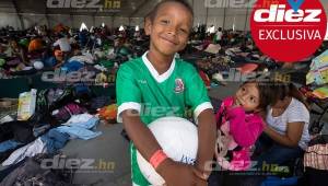 Al pequeño Dixon Duarte, de apenas 8 años de edad, no le costó sonreír para esta foto. Llevaba horas jugando con un balón de fútbol. Parecía que no se daba cuenta que estaba en un albergue con miles de migrantes.