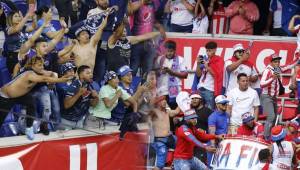 Los aficionados del Olimpia y Motagua protagonizaron tremendo zafarrancho en las afueras del Red Bull Arena.