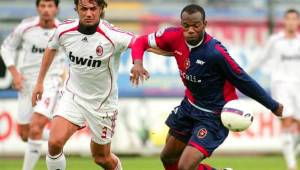 David Suazo marcando a la leyenda milanista Paolo Maldini. Así lo recuerdan en Italia.