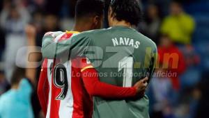 Este fue el momento cuando el portero del Real Madrid, Keylor Navas, le dio aliento al hondureño Choco Lozano tras la derrota sufrida en el Bernabéu. Foto cortesía