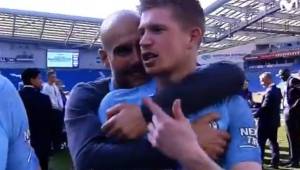 Kevin de Bruyne bromeó con Guardiola durante la celebración del título del Manchester City.