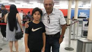 El hondureño Harold Fajardo junto al entrenador Nestor Rodrigo Matamala quien fue su formador en la Academia Henerma de San Pedro Sula. Foto cortesía