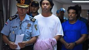 En horas de la mañana se confirmó que Ronaldinho volvió a ser detenido y ahora una jueza decretó prisión preventiva para el exjugador.