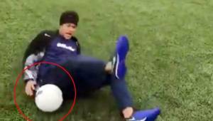 El delantero brasileño estaba haciendo ticas con la pelota cuando intentó una finta y se paró en el balón. La caída fue muy dura y el video se ha vuelto viral.