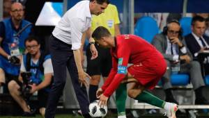 Fernando Hierro en una de las acciones del partido junto a Cristiano Ronaldo.