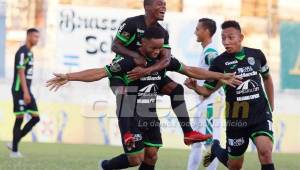 Carlos Róchez celebra el gol anotado al Platense.