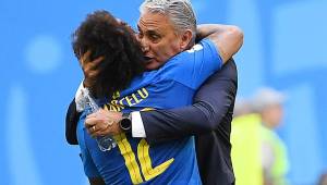 El entrenador de Brasil, Tite, se abraza con Marcelo al final del partido contra Costa Rica. Foto AFP
