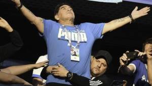 Diego Maradona sigue con los problemas de salud que le han impedido regresar a México a entrenador los Dorados de Sinaloa. Foto Agencias