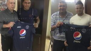 Los jugadores Sergio Peña y Marcelo Santos firmaron un nuevo contrato con el azul. FOTOS: Motagua.com