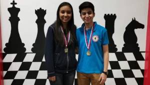 María Ramos y Lenín Vásquez consiguen la medalla de oro en el torneo de ajedrez.