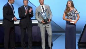 Momentos cuando Cristiano Ronaldo recibía el premio como el mejor jugador de la Champions League 2016-2017. Foto cortesía