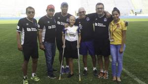 El Olimpia recibió la visita de niños que luchan contra el cáncer en el estadio Nacional durante el entrenamiento de este viernes en el Nacional.