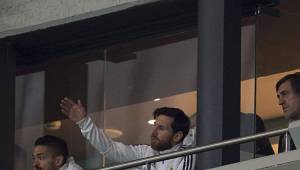 Lionel Messi miró el partido junto a Manuel Lanzini, jugador de la Premier League.