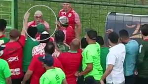 En video: Así fue el fuerte alegato entre Manuel Keosseián y aficionados de Marathón; Denovan Torres tampoco se salvó de los reclamos