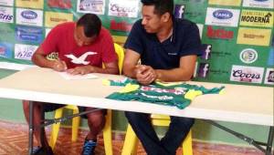 Momentos cundo el delantero Carlos Ovidio Lanza firmaba su contrato con el Juticalpa este sábado. Foto cortesía @JuticalpaFC