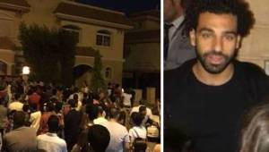 El delantero estrella del Liverpool Mohamed Salah tuvo que salir de su casa a atender a cientos de aficionados.