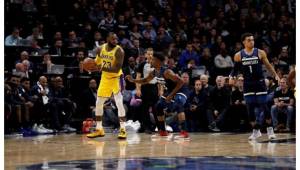 En Minneápolis, pese a los 29 puntos y 10 rebotes del astro LeBron James, Los Angeles Lakers continuaron de capa caída y cedieron ante los Minnesota Timberwolves 124-120.