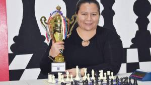 Carolina Torres se mostró muy feliz después de conquistar el trofeo en la disciplina de ajedrez.