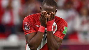 El futbolista de la selección de Perú no pudo contener las lágrimas después de fallar su penal ante Australia.