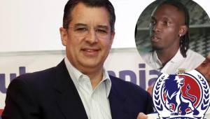 Rafa Villeda, presidente del Olimpia, aprovechó el momento para felicitar a Alberth Elis, luego que este fue presentado de manera oficial por el Boavista.