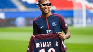 Neymar fue presentado oficialmente como el nuevo jugador del PSG.