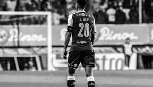 Mariano Torres portó la camiseta del Saprissa pero le puso el nombre y apellido de Emiliano Sala. FOTO: Saprissa