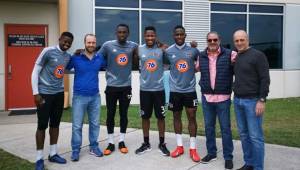 Los legionarios catrachos posaron con el cuerpo técnico de la Selección de Honduras.