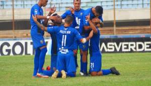 Bryan Moya celebra con sus compañeros el segundo tanto del partido.