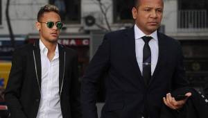 El padre de Neymar asegura que no se verá con ningún directivo del Barcelona para negociar el retorno del futbolista.