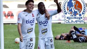 El volante salvadoreño Luis Hinestroza (derecha) junto al delantero Fito Zelaya celebrando un gol co la camisa del Alianza de El Salvador. Foto cortesía El Mundo