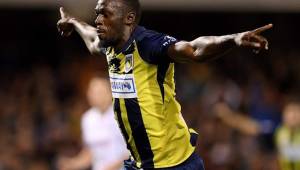 Usain Bolt celebrando su primer tanto como jugador profesional.