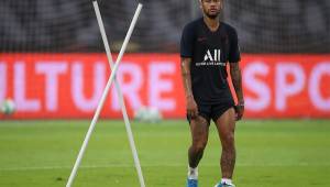 Neymar entrenó en solitario este miércoles y estaría alejado del grupo hasta que se defina su futuro.