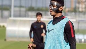 Choco Lozano puede jugar sus partidos con Barcelona B, pero debe utilizar una máscara en el rostro como protección.