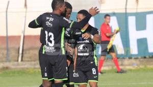 Los jugadores de Marathón celebran el único gol del encuentro ante Real de Minas.