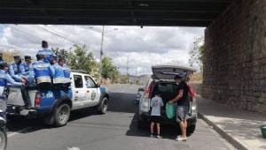 El futbolista de Motagua, Marlon Licona, junto a su hijo repartiendo víveres a la Policía Nacional de Honduras en las calles de Tegucigalpa.