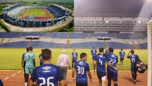 El presidente del Alianza junto al plantel de jugadores cuando ingresaban a la cancha del estadio Olímpico de San Pedro Sula para reconocer la cancha.