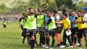 Jasón Sánchez celebra el gol que tiene ganando al Olancho FC.