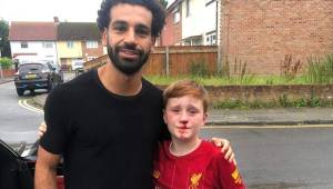 Salah se sacó una foto con un aficionado que terminó ensangrentado por chocar con una farola tras buscarlo.
