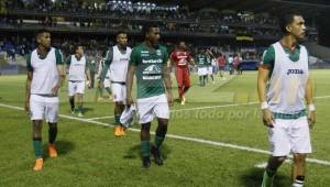 Los jugadores del Marathón al momento de abandonar el terreno de juego ante Real España.