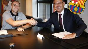 Gerard Deulofeu firmó su contrato al lado del presidente, Josep Maria Bartomeu.